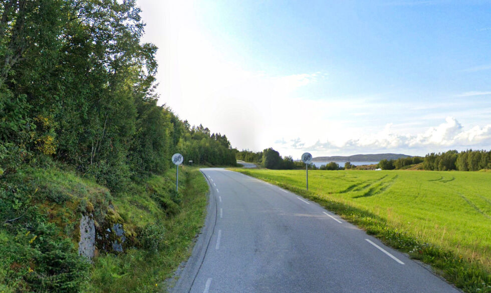 Det er fra disse skiltene og den neste fem kilometer lange strekningen mot Abelvær som innbyggere ønsker å få redusert hastigheten ned fra 80 km/t.
 Foto: Google Street