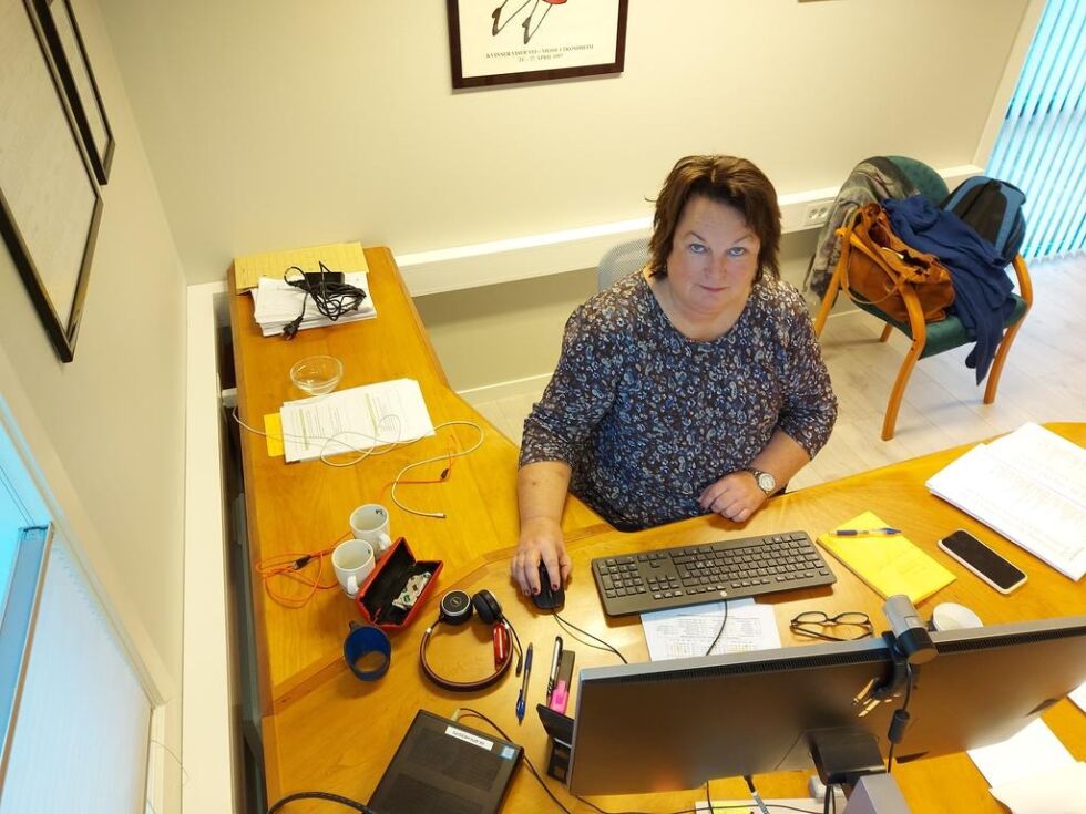 Nærøysund kommune går godt, men det er en rekke mørke og usikre skyer på himmelen som gjør det økonomisk krevende for kommunedirektør Hege Sørlie og hennes stab de neste årene.