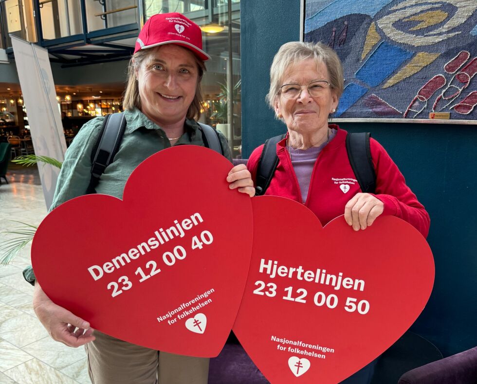 Leder i Nærøysund demensforening, Marit Dille, inviterer til foredrag 19. mars. På bildet er hun sammen med Helga Moen som tidligere var leder av demensforeninga i mange år.
 Foto: Nasjonalforeningen for folkehelsen