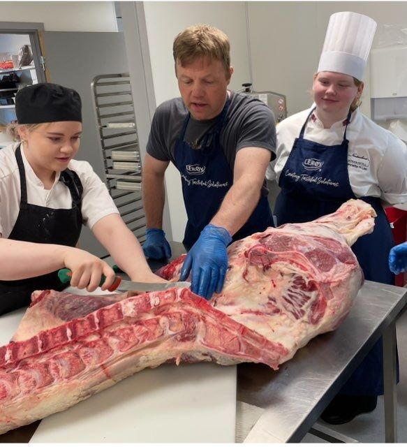 Under kyndig veiledning fra produsent Bertil Nyheim lærer elevene å partere Charolais-slakt.
 Foto: Privat