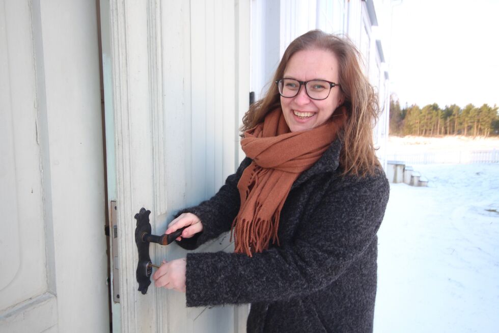 Camilla Vågan er glad for endelig, formelt å ha fått nøkkelen til prestegården.
 Foto: Lillian Lyngstad