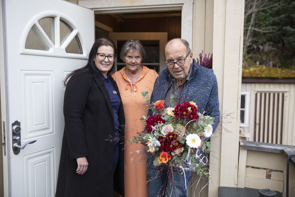 Andrea Nogva troppet opp hjemme hos Aage Haukø og kona for å dele ut ildsjelprisen.
 Foto: Lykt film og video