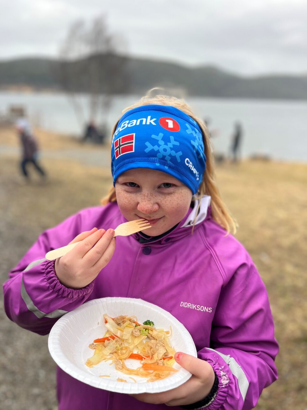 Mari Storsve Hammer likte kyllingwoken, og den "hemmelige oppskriften" som Augie Adan Hansen hadde miksa sammen til sausen falt i smak hos mange av de som møtte opp.
 Foto: privat