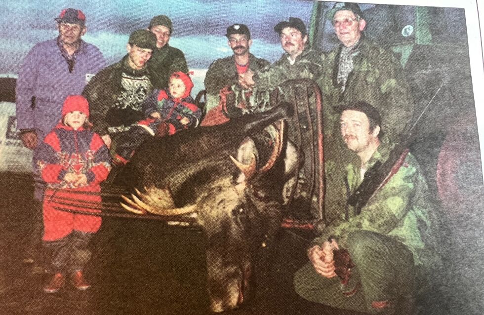 Elgakta var i full gang. På Valmyran felte dette jaktlaget en 14-spirs okse. Olav Wahl, Are Wahl, Kai Talberg, Rune Wahl, Trygve Bratland, Ola Wahl og Thomas Ramstad. Trygve Laugen var ikke til stede.