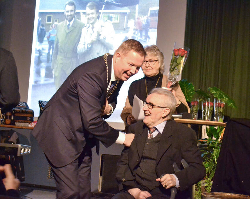 Ordfører Amund Hellesø sammen med Magnus Kleven, hans kone Solveig i bakgrunnen.