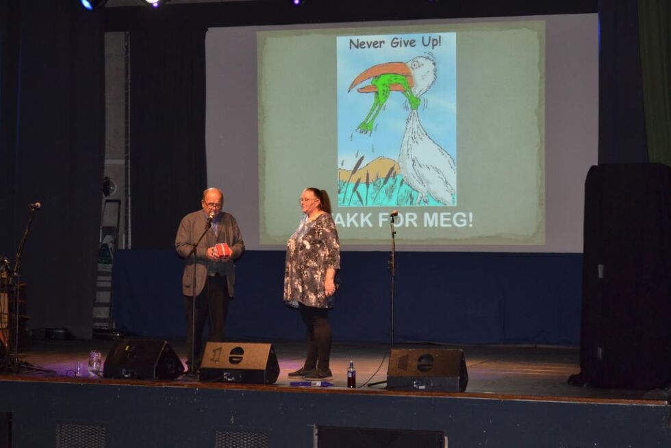 Leder i Mental Helse Nærøy og Vikna, Aage Haukø deler her ut en påskjønnelse til Gry Halvorsen etter at hun fortalte sin historie.