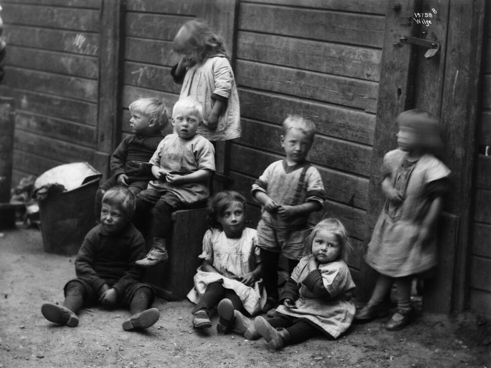 Fattige barn i Gråbeinsgårdene i Oslo. Bildet er tatt en gang mellom 1925 og 1930.
 Foto: Anders Beer Wilse