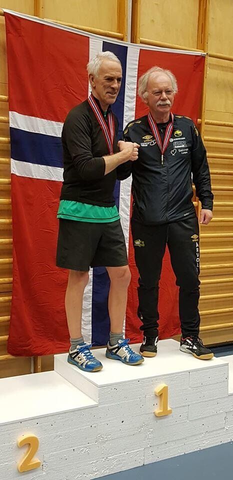 Fons Broekenhaven fra Kolvereid BK (t.h.) og makkeren Ole Jakob Nilsen fra Hamar BK tok NM-gull i klassen V70 double under årets veteranmesterskap i Ålesund.