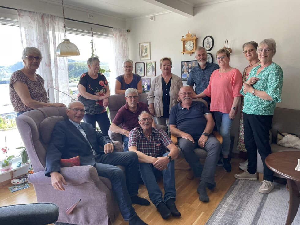 Et trivelig treff hjemme hos Elsa og Arne Laukvik. Bak fra v. Elsa Laukvik, Bjørg Storheil, Tove Kolsvik, Lisbeth Bursvik Røstad, Bjørn Fagernes, Solveig Råum Nesheim, Eldrid Johansen og Aud Rosendal. Foran: Bernt Haug , Arne Laukvik og Kjell Lauritsen. Helt fremst: Magne Olav Bogan.
 Foto: Privat