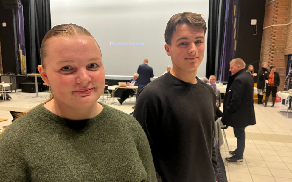 Ingrid Williksen og Trym Rørstrand fra ungdomsrådet i Nærøysund er urolige for at det dannes gjenger i Nærøysund, og vil derfor øke inkluderingsarbeidet i skolen.
 Foto: Knut Sandersen