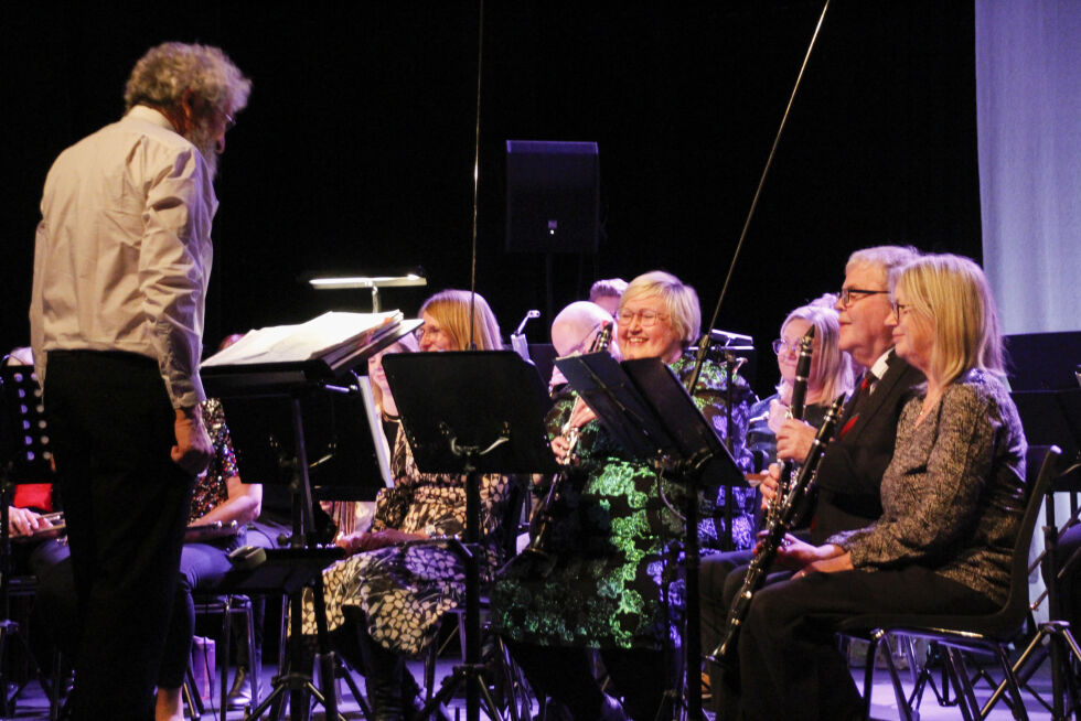 Kolvereid hornmusikklag, under ledelse av Kjell Stokland, holdt en flott konsert.
 Foto: Lillian Lyngstad