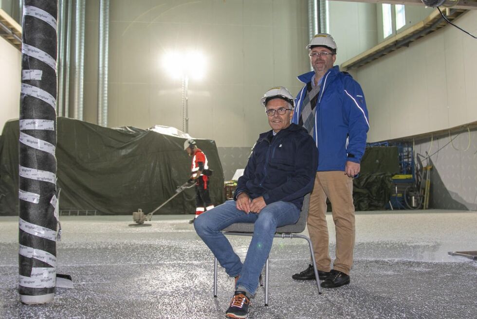 Gulvet i kirkesalen vll trolig være ferdig i løpet av helgen, men fortsatt trengs det penger for å få nok stoler til å fylle salen. Kirkeverge Svein Kåre Johansen (sittende) og leder av Vikna kirkelige fellesråd Bjørn Endre Buvarp håper at flere blir med å bidrar slik at flest mulig får sitteplass når dørene til kirken åpner i desember.