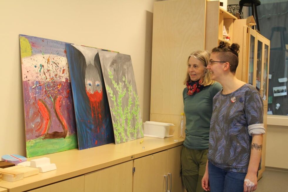 Stiftelsen Peacepainting har gjennom flere år gitt tilbud maleverksted for fred, i mange land. Nå er også et prosjekt for menneskerettigheter på beddingen. Arkivbildet med daglig leder Catrine Gangstø (f v.) og frivillig Evgenija Filova er fra et maleverksted i Nærøy.