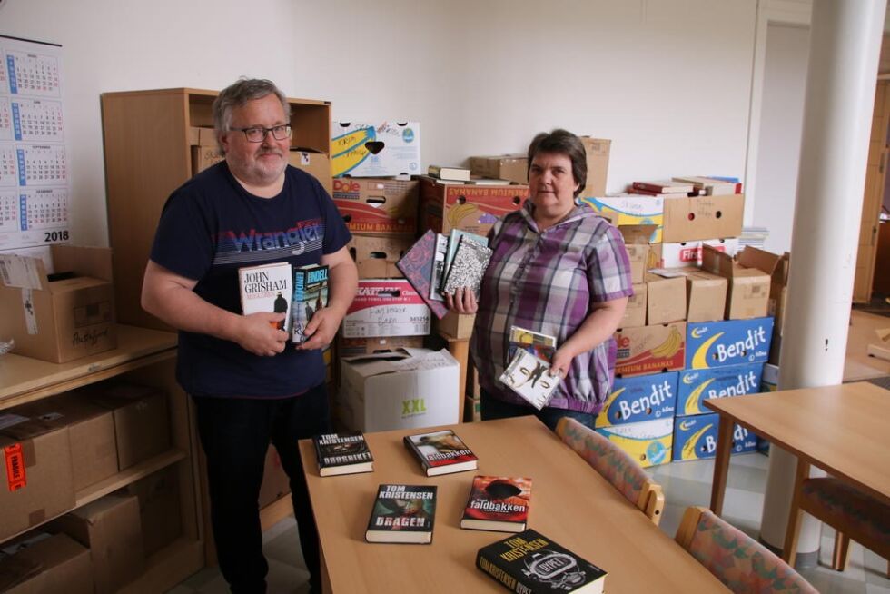 Øystein Aarstad og Liv Anne Kalvik ved Vikna Folkebibliotek har funnet fram både bøker og CD-er som skal selges på biblioteket i løpet av juli. Da blir det også utstilling i Bårdstua med bilder og keramikk laget av Sigrid W. Moe.