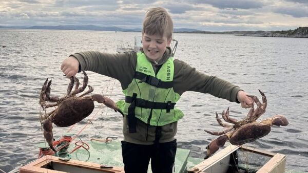 Oskar (10) velger fiske fremfor skjermtid