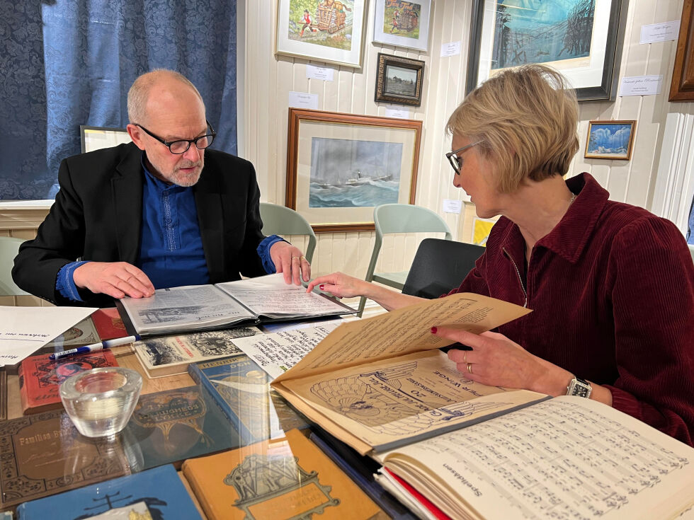 Magne Olav Aarsand Brevik og Anne Bråtteng gjør de siste forberedelser før kveldens forestilling.
 Foto: Lillian Lyngstad