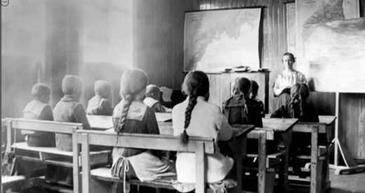 Leser med tips om skoleklassen fra 1920-tallet