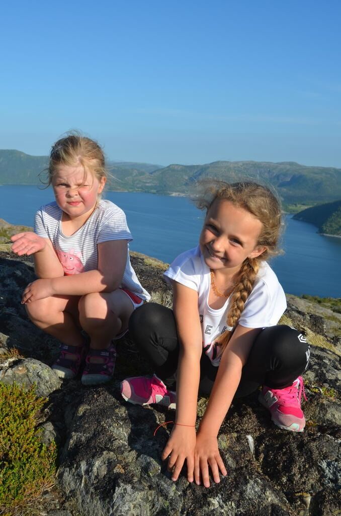 Vilma og Une Marije koste seg på fjelltur.
 Foto: Elin Eiternes