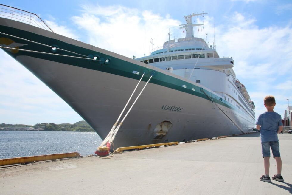 Liten gutt og stor båt. "Albatross" kom på besøk i kystbyen søndag.