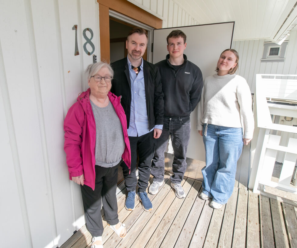 Åse Johansen setter stor pris på hjelpen hun får. Her med ergoterapeut Daniel Levin Hellesø, fysioterapeut Eskil Dekkerhus og student Sigrid Hoel.
 Foto: Nærøysund kommune