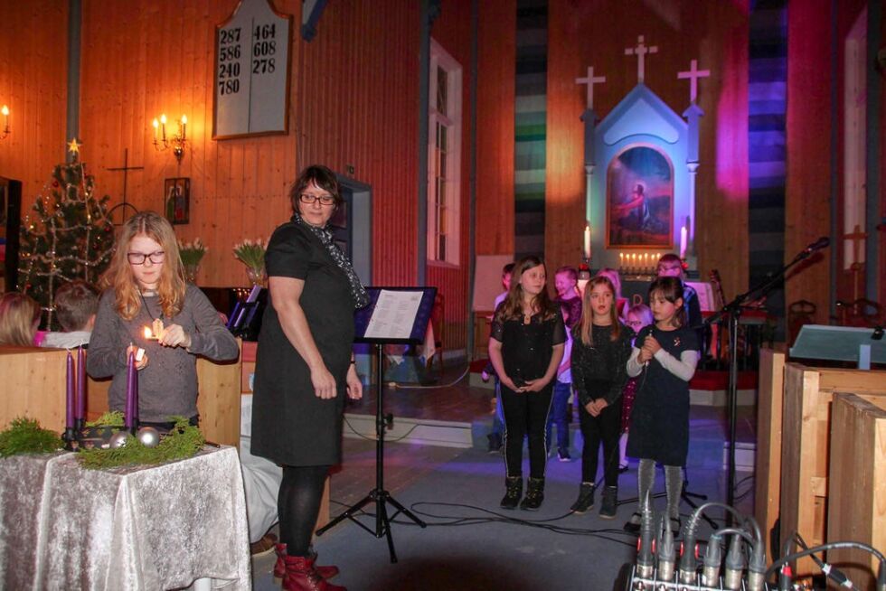 Jenny Nilsen i Vassås kirkes barnekor tente adventslys mens sangen "Adventstid" ble framført.
 Foto: Jens Christian Berg