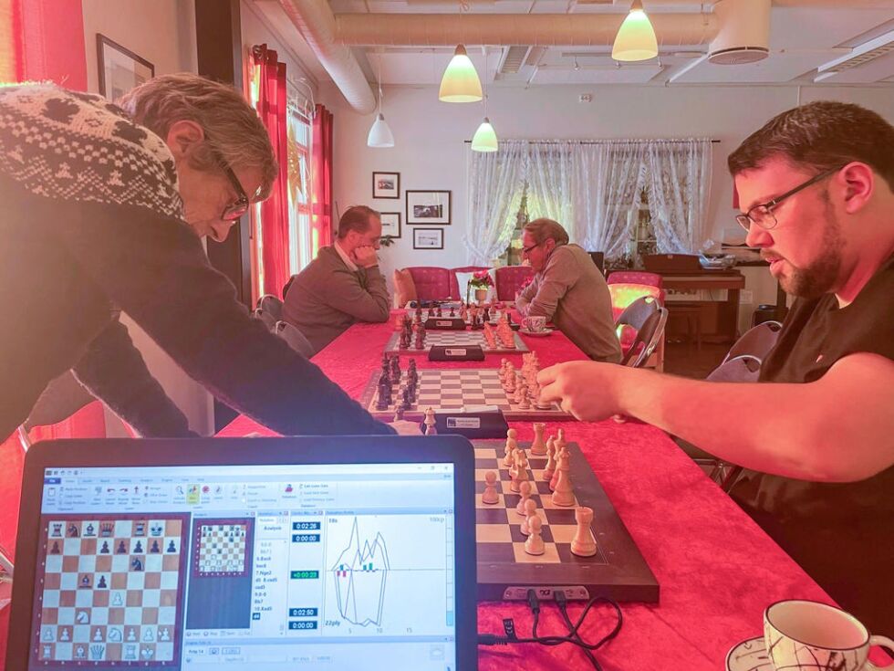 Foran står Åsgeir Moe og Tor Inge Sandnes. Lengre bak spiller Ole Hildrum og Gunnar Moe et sjakkparti.
 Foto: privat