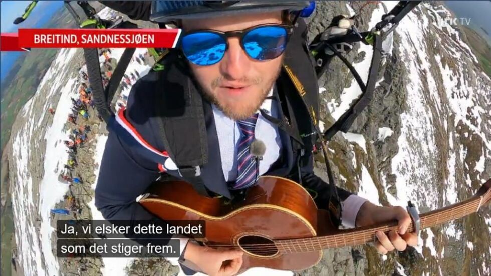 Adrian Jørgensen fremførte en noe skjelvende nasjonalsang hengende i en paraglider.
 Skjermdump: NRK