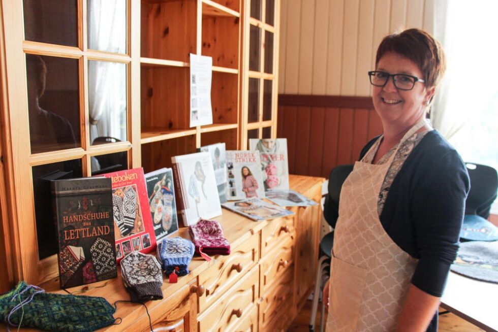 Marit Solum Andersen viser fram hvordan også norsk strikketradisjon har hentet inspirasjon fra utlandet.