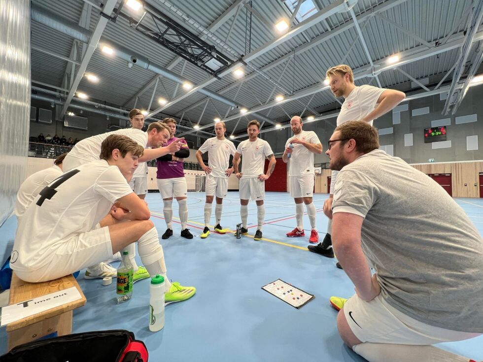 Det diskuteres taktikk i pausen i futsal-kampen mellom Kolvereid og Rørvik.
 Foto: Lillian Lyngstad