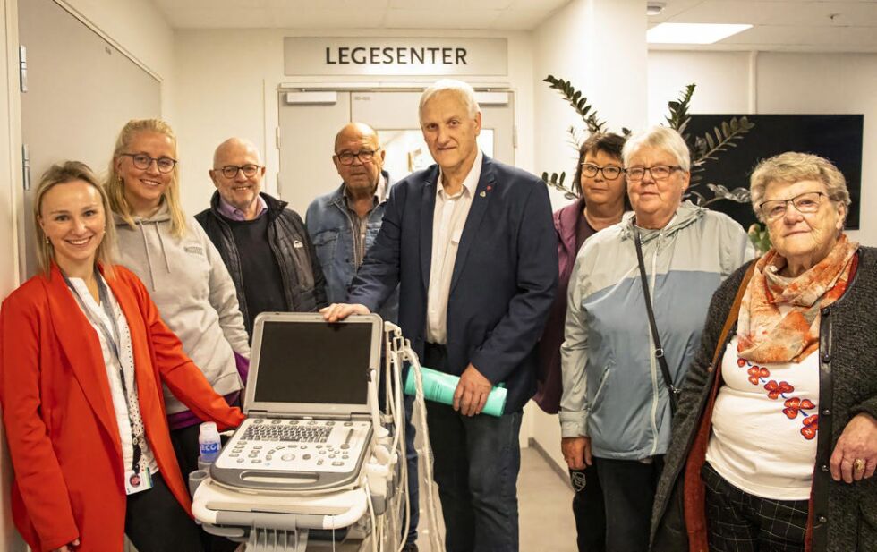 Glede over gave: Fastleger Ingunn Sæther Flasnes og Kjersti Bach, Pål Christian Bruseth (LHL), Åge Haukø (LHL), Reinert Eidshaug (leder LHL VIKna), Kjellrun Vikestad (leder fylkesutvalget LHL), Anne Kvalø og Karin Mæhle (Rørvik Sanitetsforening)
 Foto: Rafet Adem Daban