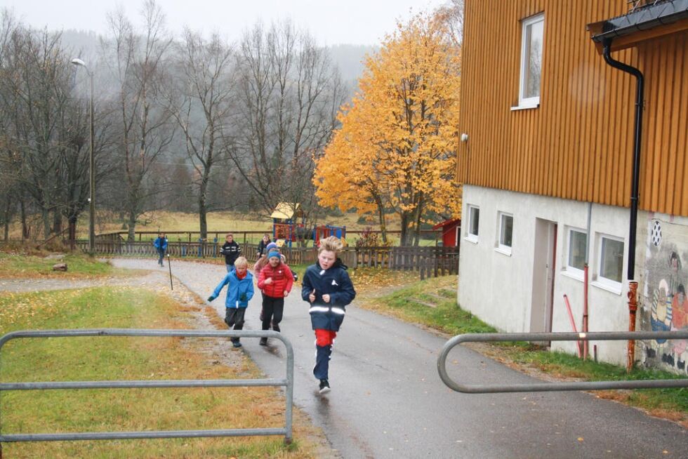 Thobias Lie, Magnus Røsseth, Stina Olsen, Tyra Heimsnes, Benjamin Govasli, Iver Hovdal og Kim Fredrik Johansen i god driv inn mot mål.
 Foto: Privat