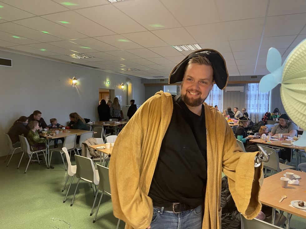 Kaptein Hook (Patrick Skarstad) hadde ankret opp ved Fjellvang for å få med seg moroa!
 Foto: Renate Rosenvinge