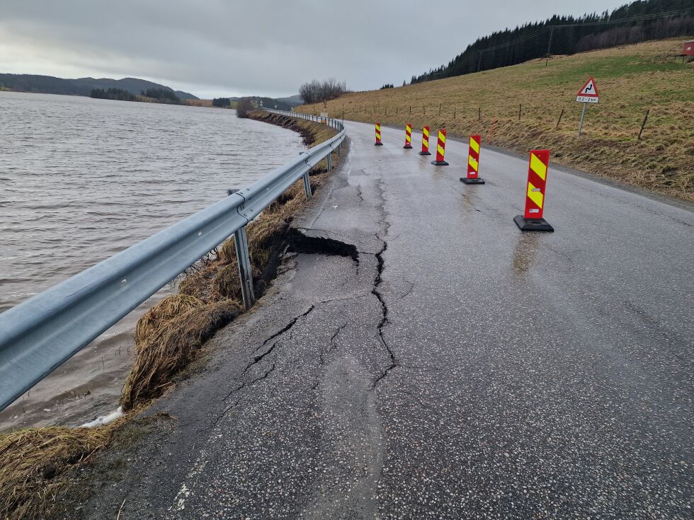 Skade på fylkesvei ved Mulstadlia.
 Foto: Frank Jenssen.