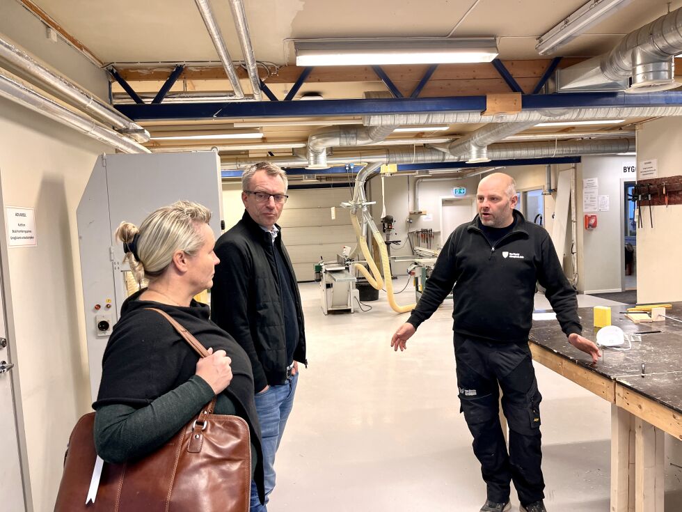 Ståle Valø er både kommunepolitiker for Venstre og en av de med ansvar på byggfag på Ytre Namdal vgs. Han tok gjerne en prat med de to Frp-erne.
 Foto: Jon Audun Haukø