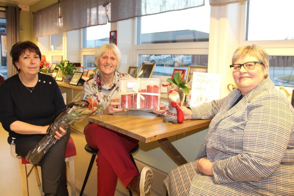 Avdelingsleder Sissel Kongensøy og aktivitør Helene Moe setter stor pris på at Nina Dolmen Wirkola søkte om midler til gaver.