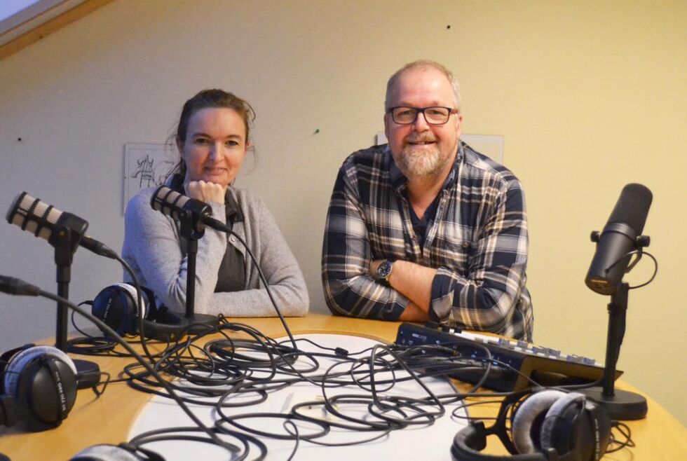 Redaktør Lillian Lyngstad og journalist Knut Sandersen gleder seg til å komme igang med jevnlig podcastproduksjon.
 Foto: Fredrik Haugerøy