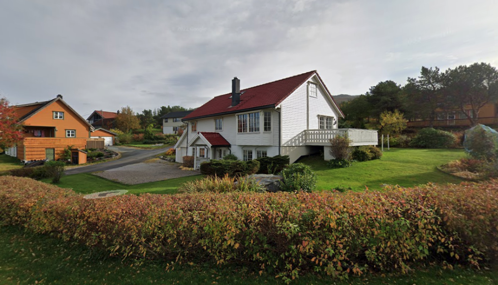 Fosseveien 1 i Bindal kommune er solgt for kr 2.200.000,-.
 Foto: Google streetview
