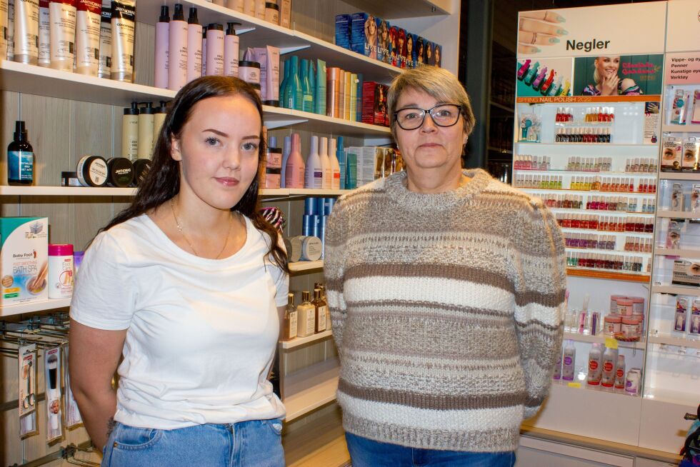 Ellen Andrine Heide og og daglig leder Sissel Juul synes det er trist at butikken må stenge.
 Foto: Stine Vikestad