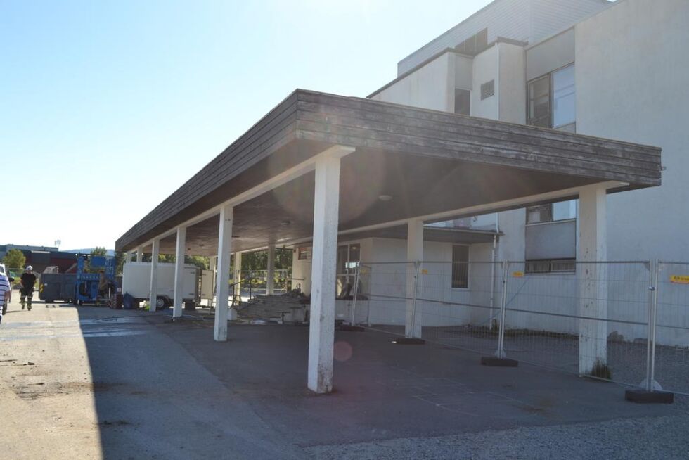 Takkonstruksjonen ved inngangspartiet til den gamle ungdomsskolen på Kolvereid skal nå rives.