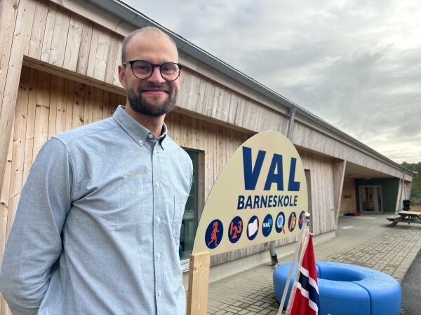 Josef ønsket velkommen til en skole som har firedoblet antall barn på fire år