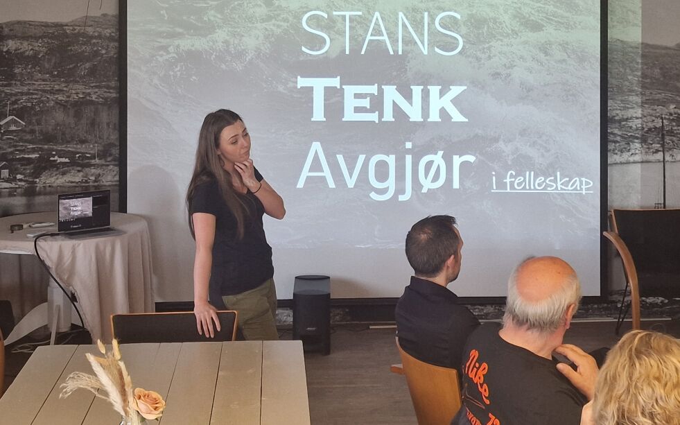 Camilla Nordaunet-Forås (Leka Brygge) har en klar oppfordring til fylkeskommunepolitikerne som gjestet Leka.
 Foto: Frank Jenssen