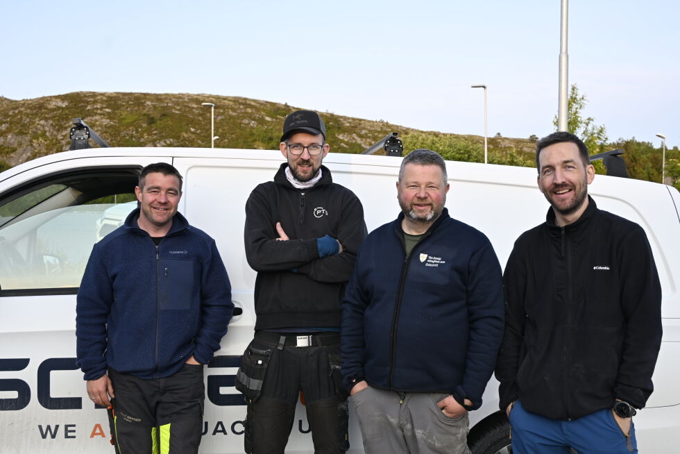Fra høyre: Leder i FAU Guttorm Tausvik Johansen, Knut Åge Rauø, Amund Tausvik Johansen og John Anders Dahl stilte gledelig opp.
 Foto: Renate Rosenvinge