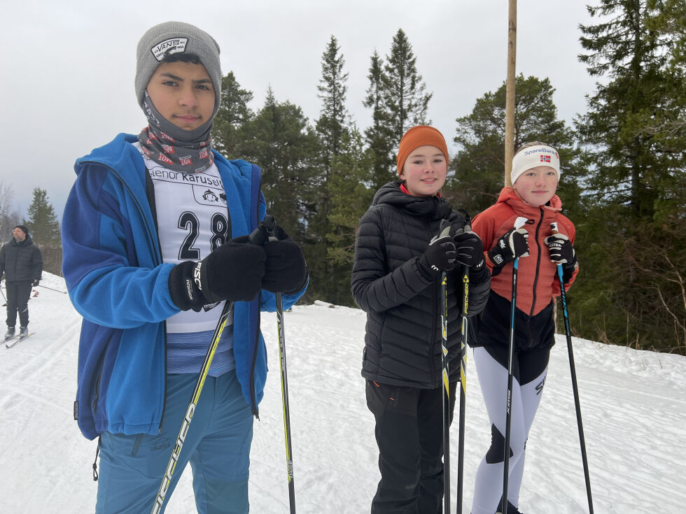 Abdulbaset, Anna og Ingrid fra Kolvereid liker å gå på ski.
 Foto: Lillian Lyngstad