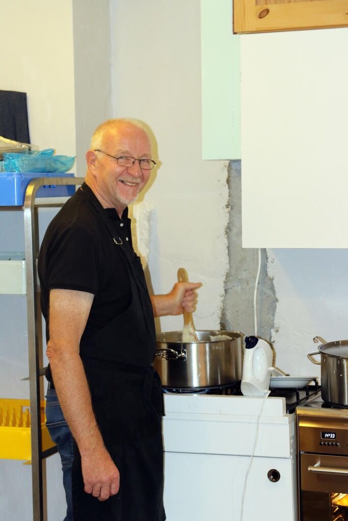 Per Einar Dybvik fikk kjørt seg som rømmegrøtkokk i ettermiddag. Han gjort tydeligvis en meget god jobb for det var mange mette og fornøyde grøtspisere å se.