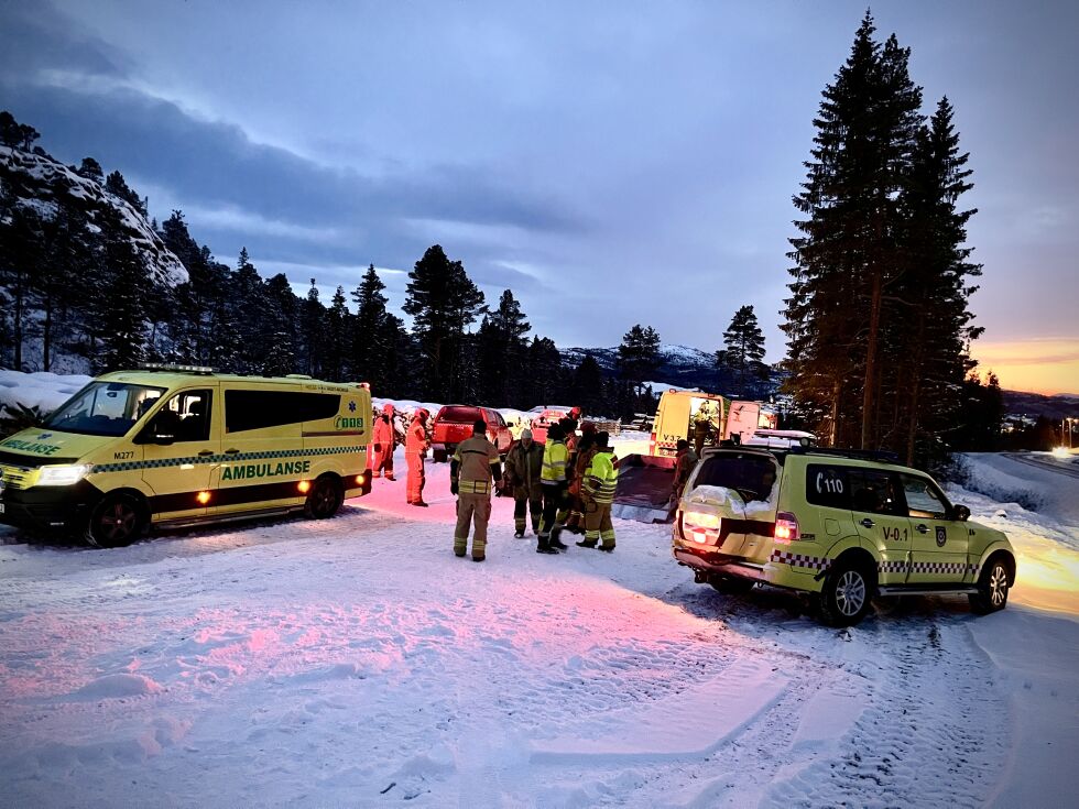 Arbeidsulykke ved Hagavika på Kolvereid. Nødetatene er på plass.
 Foto: Jon Audun Haukø