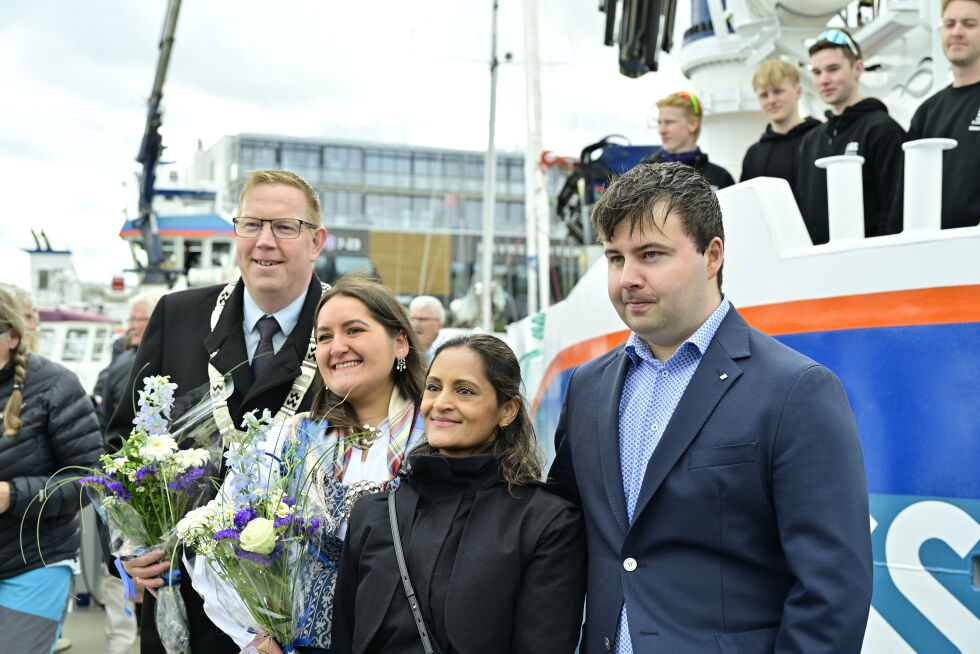 Fra venstre: Ordfører Amund Hellesø, gudmor Andrea Emilsen Høilo, Ila Yvonne Emilsen og Rasmus Husby Larsen.
 Foto: Synnøve Hanssen