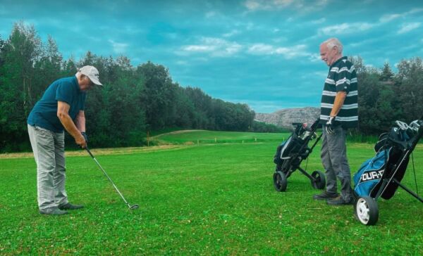 Johan (87) og Terje (79) elsker golf: Møt golfbanens eldste ildsjeler