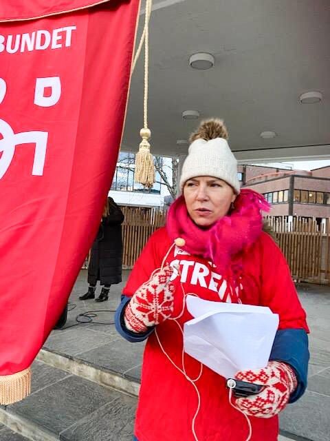 Prest Gjøa Aanderaa fra Bindal holdt en appell på Festplassen i Namsos.
 Foto: Privat