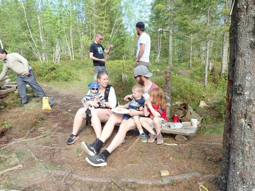Mange familier tok turen ut i lysløypa.