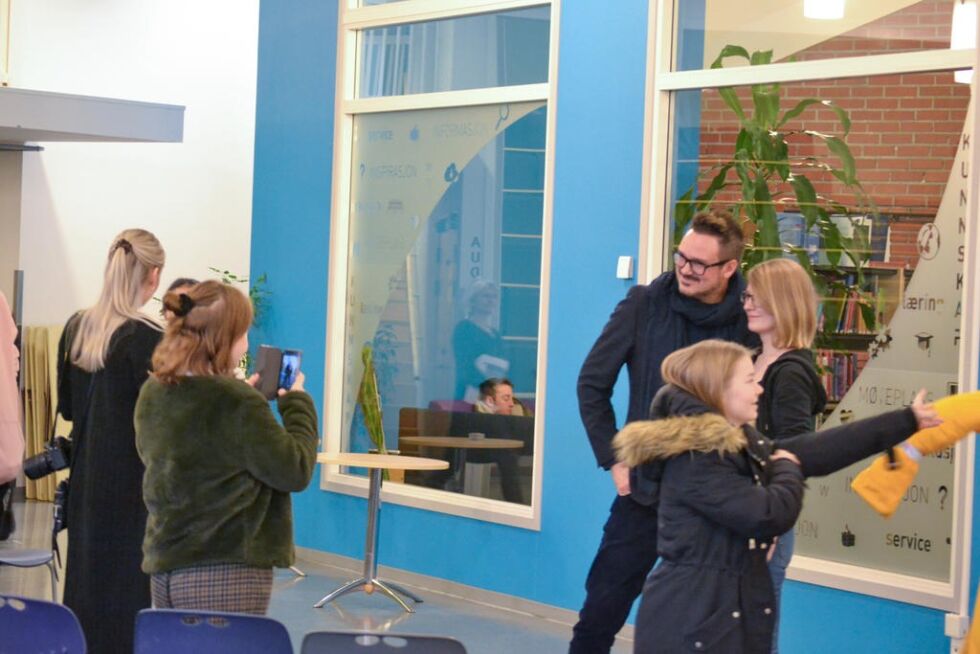 Mange ville ta en selfie med foredragsholderen. Han stilte gladelig opp.